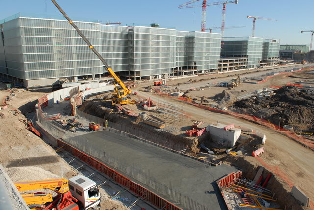 Fotografía de la fachada de los aparcamientos de la nueva terminal sur del aeropuerto del Prat (Enero de 2008)